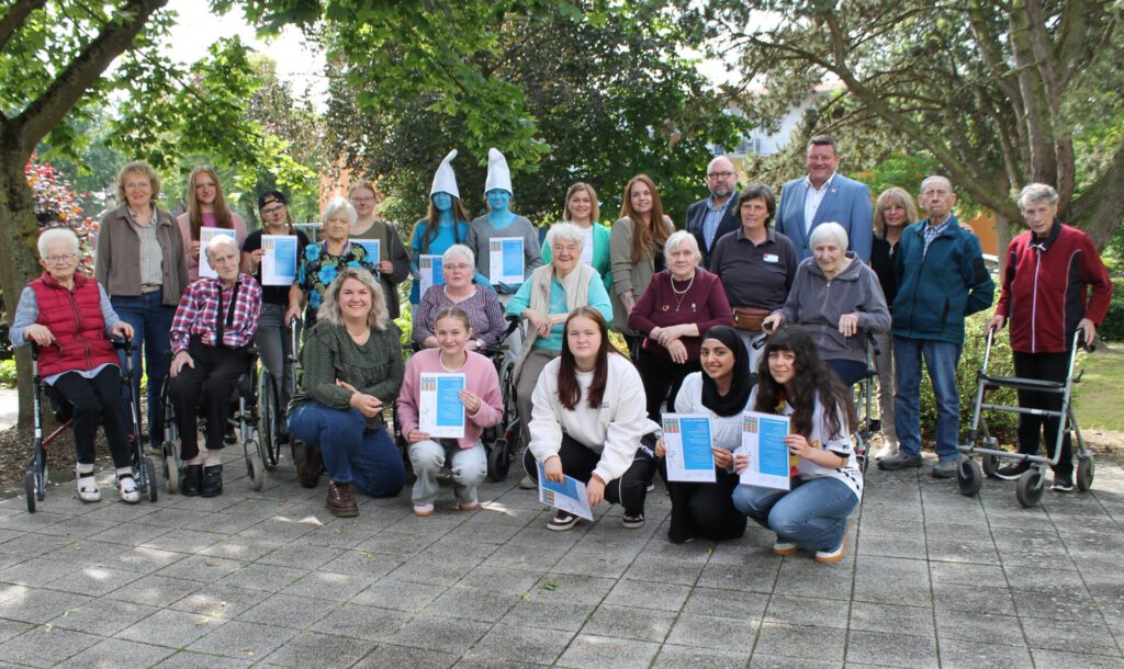 Die Teilnehmerinnen des Projekts „Alt & Jung unterwegs“ freuen sich gemeinsam mit Vertreterinnen und Vertretern des Cura Zentrums, der Oberschule Uchte und des Präventionsrates über die erfolgreiche Zertifikatsübergabe. Foto: privat