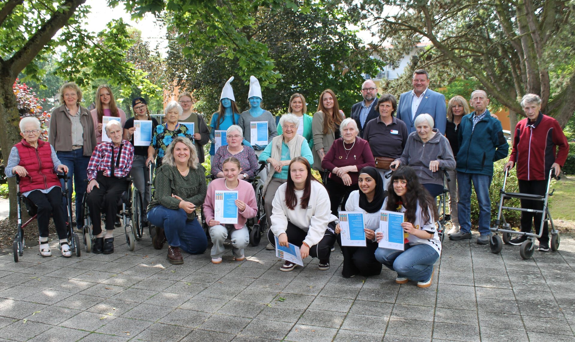 Die Teilnehmerinnen des Projekts „Alt & Jung unterwegs“ freuen sich gemeinsam mit Vertreterinnen und Vertretern des Cura Zentrums, der Oberschule Uchte und des Präventionsrates über die erfolgreiche Zertifikatsübergabe. Foto: privat