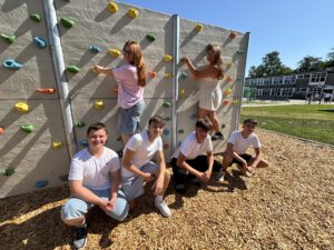 Die Schülerinnen zeigen den Jungs, wie das Boulern geht. Die Boulderwand gehört zum neuen Campus in Lahde. Foto: Jessica Höffner
