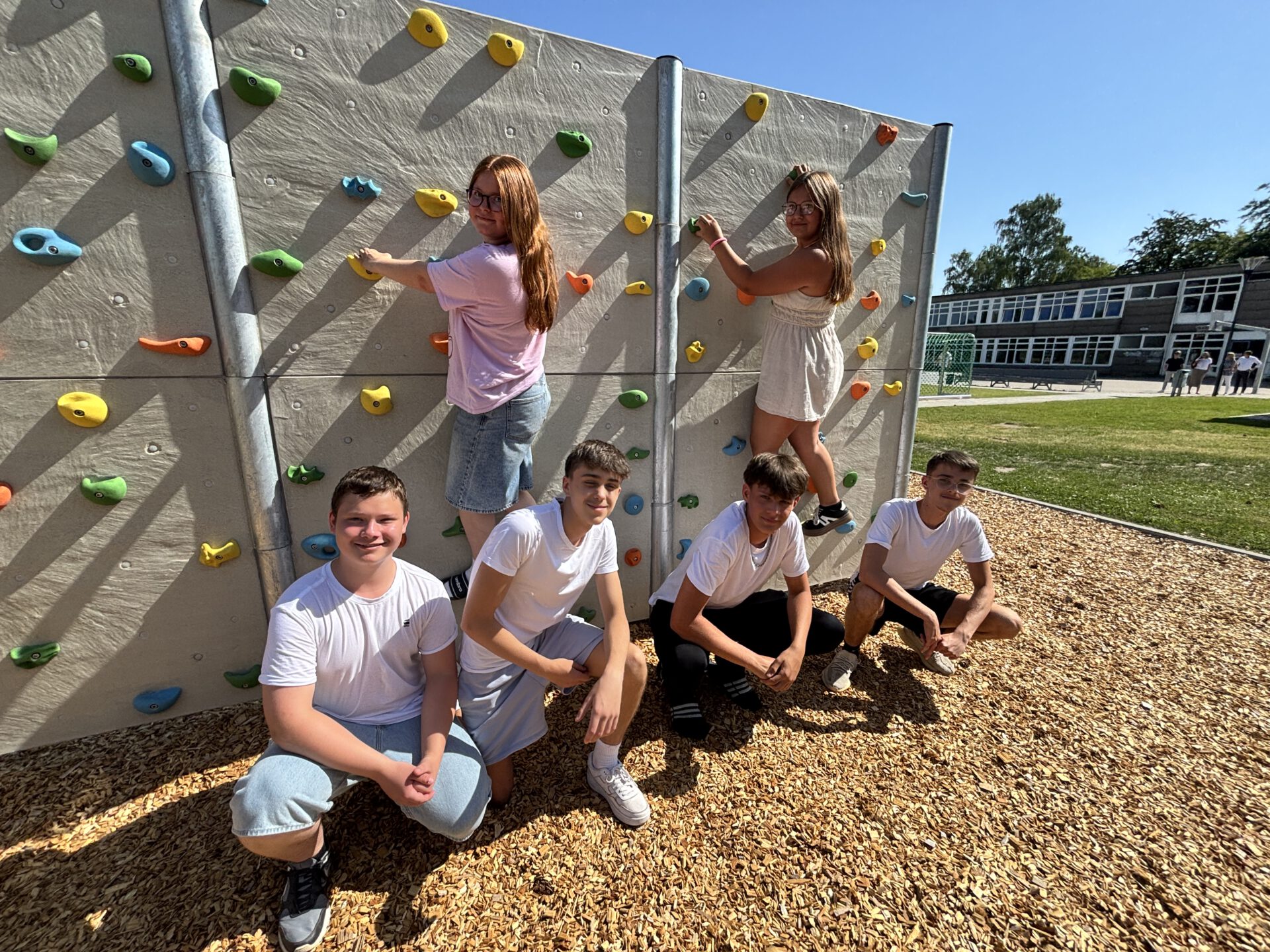 Die Schülerinnen zeigen den Jungs, wie das Boulern geht. Die Boulderwand gehört zum neuen Campus in Lahde. Foto: Jessica Höffner