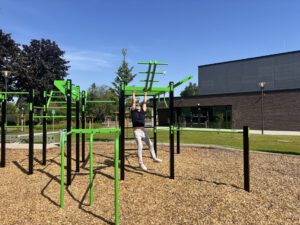 Sportlich: Bürgermeister Dirk Breves testet die Calisthenics-Anlage. Foto: Jessica Höffner