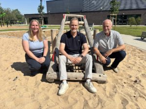 Julia Rahe (Firma Lohmeier Grün), Bürgermeister Dirk Breves und Landschaftsarchitekt Volker Altvater bei der Campus-Eröffnung. Foto: Jessica Höffner
