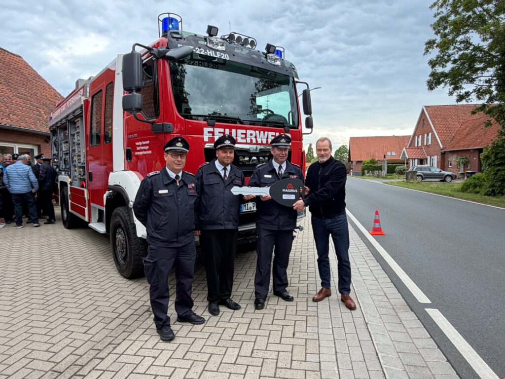 Bürgermeister Dirk Breves (rechts) bei der offiziellen Schlüssel- und Fahrzeugübergabe. Foto: Alana Wiegmann
