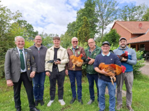 Die Sieger mit ihren erfolgreichen Hähnen und Jens Clamor, der Vorsitzende des GZV Großenvörde. Foto: privat