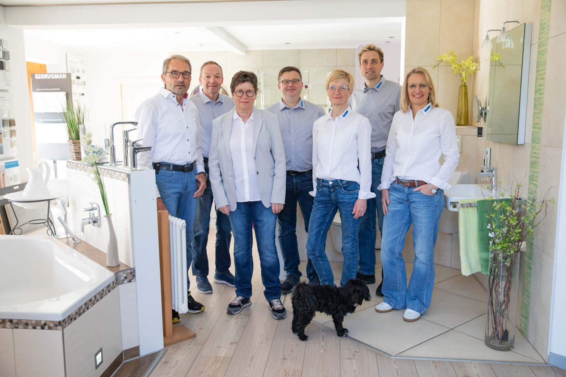 Das Team der Firma Lessmann in der Ausstellung: Harald Meyer (v.l.), Heino Witte, Angelika Meyer, Andre Kattelmann, Heike Dörmann, Daniel Meyer und Christina Meyer. Foto: Krischi Meier