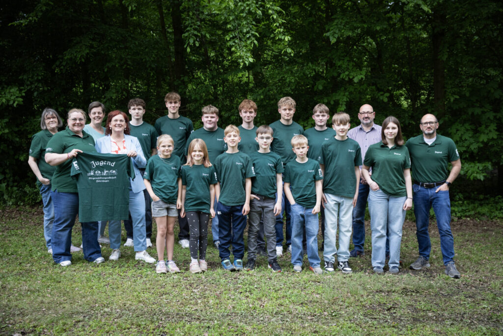 Dank einer Spende der Volksbank in Ostwestfalen konnten für die Kinder- und Jugendgruppe der Bürgerschützengesellschaft kürzlich einheitliche T-Shirts und Poloshirts angeschafft werden. „Mit unserer Spende möchten wir gezielt Vereine und die lokale Jugendarbeit unterstützen“, erklärt Yvonne Hohmeier von der Volksbank.                                                                                                             Foto: Krischi Meier