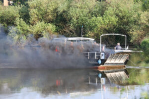 Dichter Rauch steigt von der Weserfähre auf: Das realitätsnahe Übungsszenario bildete die Grundlage für eine Alarmübung der Feuerwehr Petershagen in Hävern. Fotos: Krischi Meier