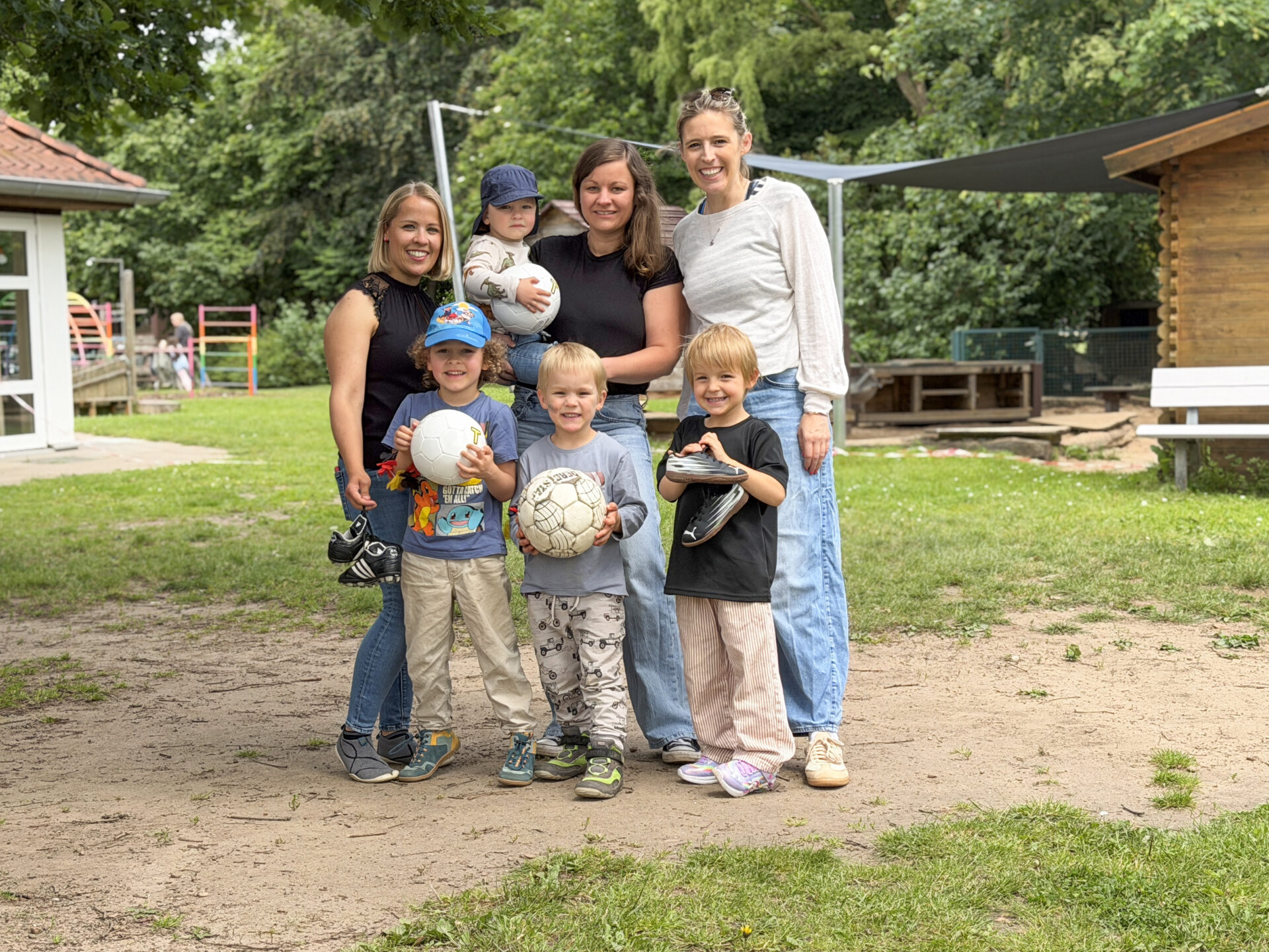 Sabine Wendland (v.l.), Rachel Himmelreich und Julia Diestelhorst aus dem Förderverein möchten einen Fußballplatz bauen. Es fehlt vom Förderverein Silke Mehlmann. Foto: Krischi Meier