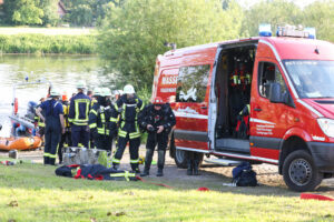Taucher der Feuerwehr haben die Wasserrettung geübt.