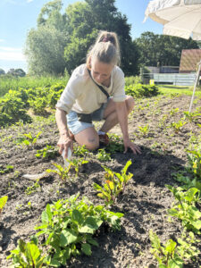 Unkraut entfernen statt Texte verfassen: Redakteurin Jessica Höffner. Foto: privat