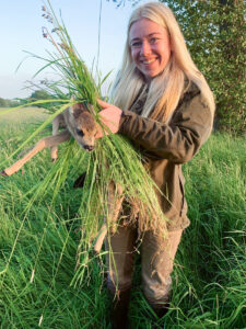 Joline Peek mit einem geretteten Rehkitz. Foto: privat