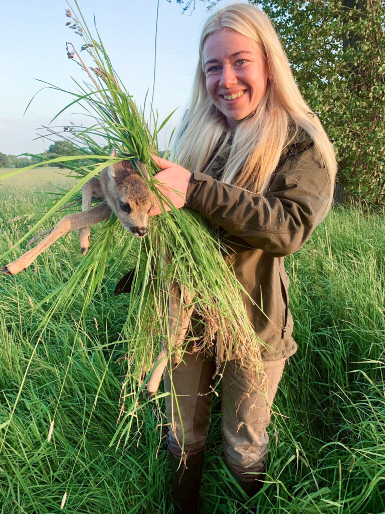 Joline Peek mit einem geretteten Rehkitz. Foto: privat