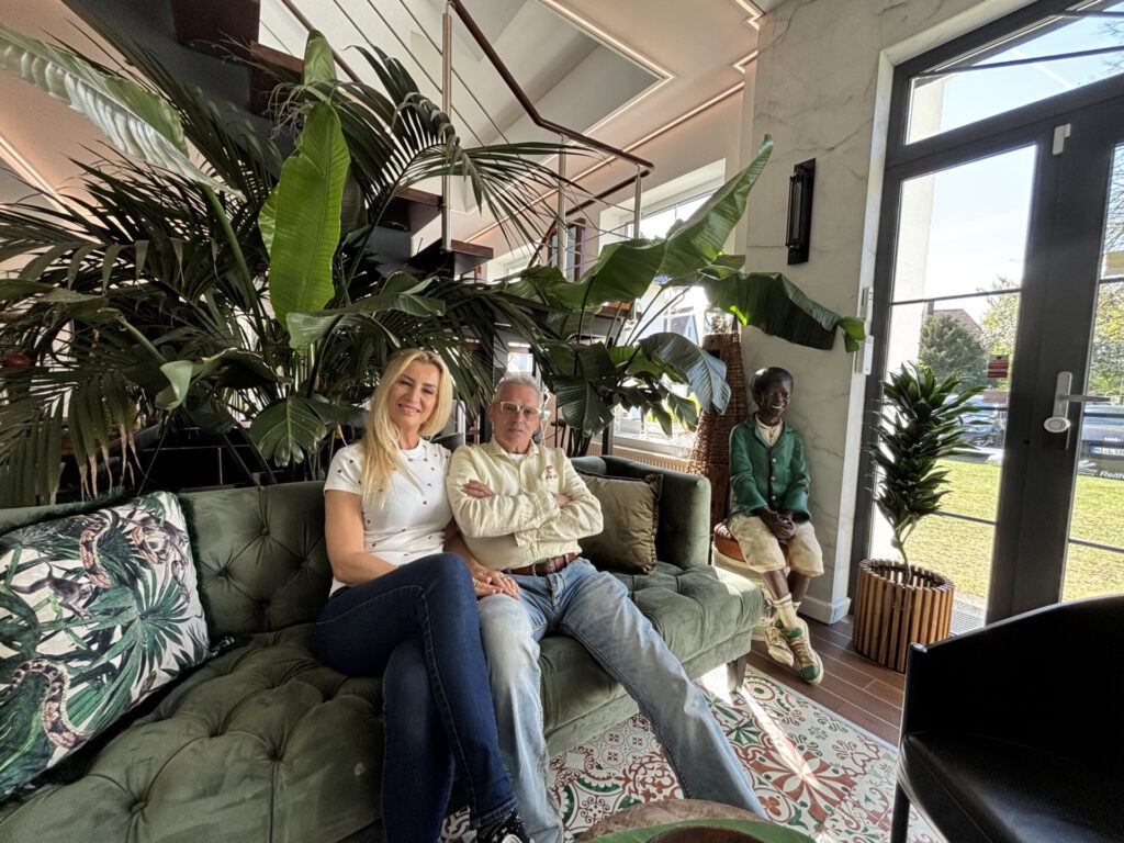 Der Architekt Reinhard Langfeld und seine Frau Agnieszka. Gemeinsam leben sie heute in der ehemaligen Sporthalle der alten Schule in Wasserstraße. Foto: Jessica Höffner