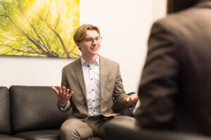 Persönlich, empathisch und kompetent: Beratung bei der Volksbank in Ostwestfalen. Foto: Christian Schwier