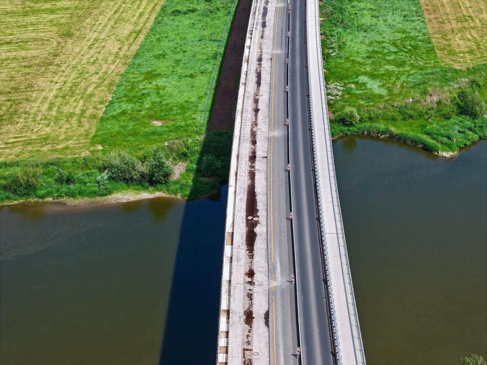 Die Weserbrücke bleibt bis zum Abschluss der Sanierung einspurig befahrbar. Foto: Dietmar Meier