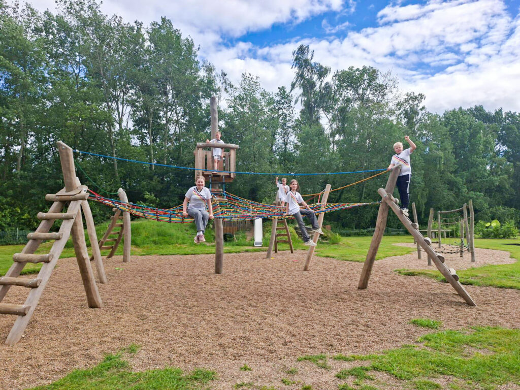 Der Kletterturm wird eingeweiht. Foto: privat