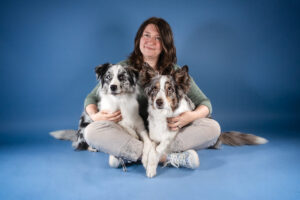 Josephine Baron mit ihren eigenen Hunden Fay und Eywa. Foto: privat