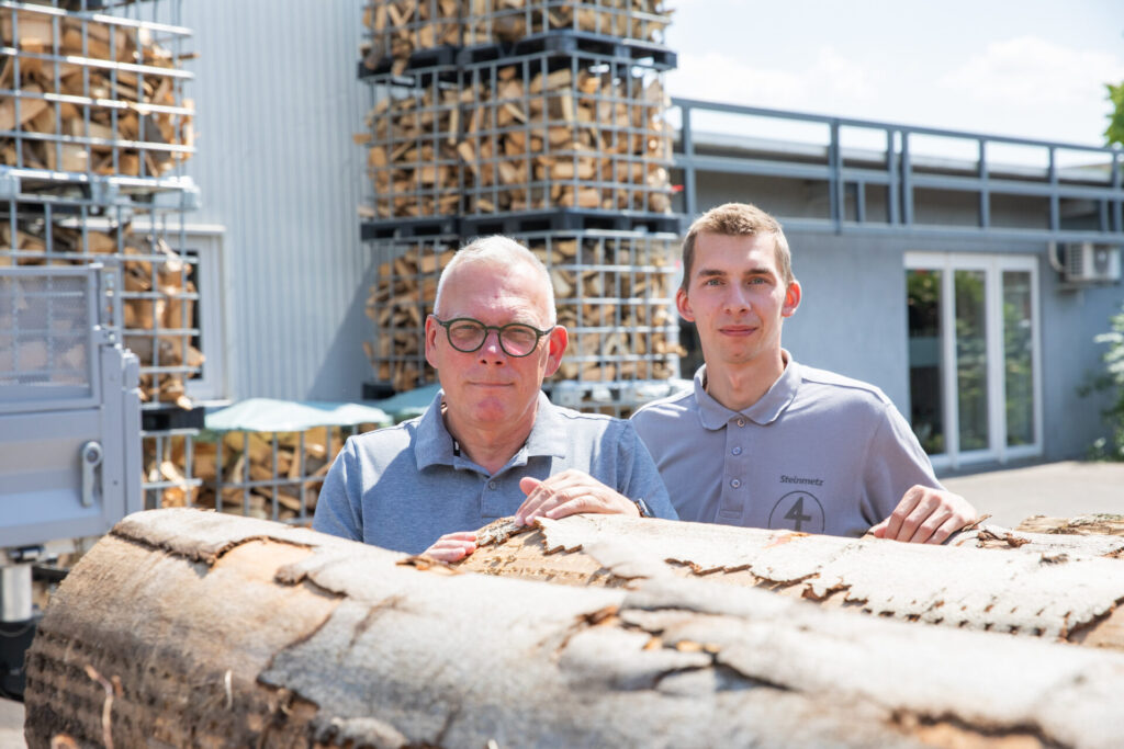 Heiko (l.) und Jan-Philip Dammann führen den „HJ Dammann Brennholzhandel“ in Lahde. Foto: Krischi Meier