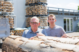 Heiko (l.) und Jan-Philip Dammann führen den „HJ Dammann Brennholzhandel“ in Lahde. Foto: Krischi Meier
