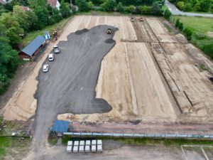 Der Bau des Kunstrasenplatzes in Petershagen schreiten voran (Aufnahmen vom 22. Juli). Ende September soll er spielbereit sein.        Foto: ddm