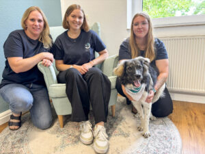 Das Team der Ergotherapie-Praxis Kruse & Weßling: Hanna Kruse (von links), Christine Jordan und Celina Weßling mit „Schröder“, der zum Therapiebegleitung ausgebildet wird. Foto: jh