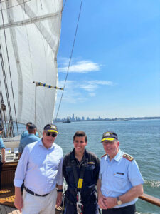 Constantin Schönbeck zwischen dem Generalinspekteur der Bundeswehr, Carsten Breuer (rechts), und Jens Hanefeld, Deutscher Botschafter in den USA. Im Hintergrund ist New York zu sehen. Foto: privat