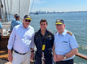Constantin Schönbeck zwischen dem Generalinspekteur der Bundeswehr, Carsten Breuer (rechts), und Jens Hanefeld, Deutscher Botschafter in den USA. Im Hintergrund ist New York zu sehen. Foto: privat