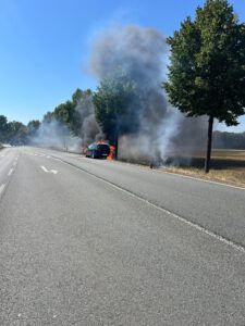 Nach einem Fahrzeugbrand ist die B482 bei Döhren derzeit voll gesperrt. Foto: Feuerwehr