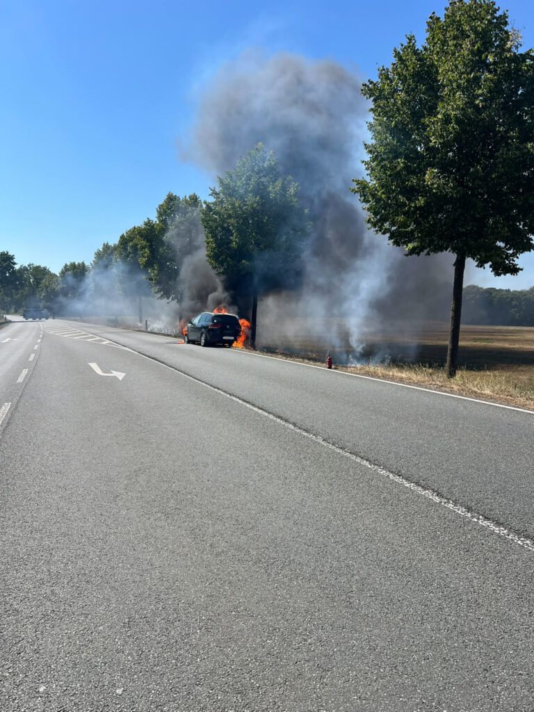 Nach einem Fahrzeugbrand ist die B482 bei Döhren derzeit voll gesperrt. Foto: Feuerwehr
