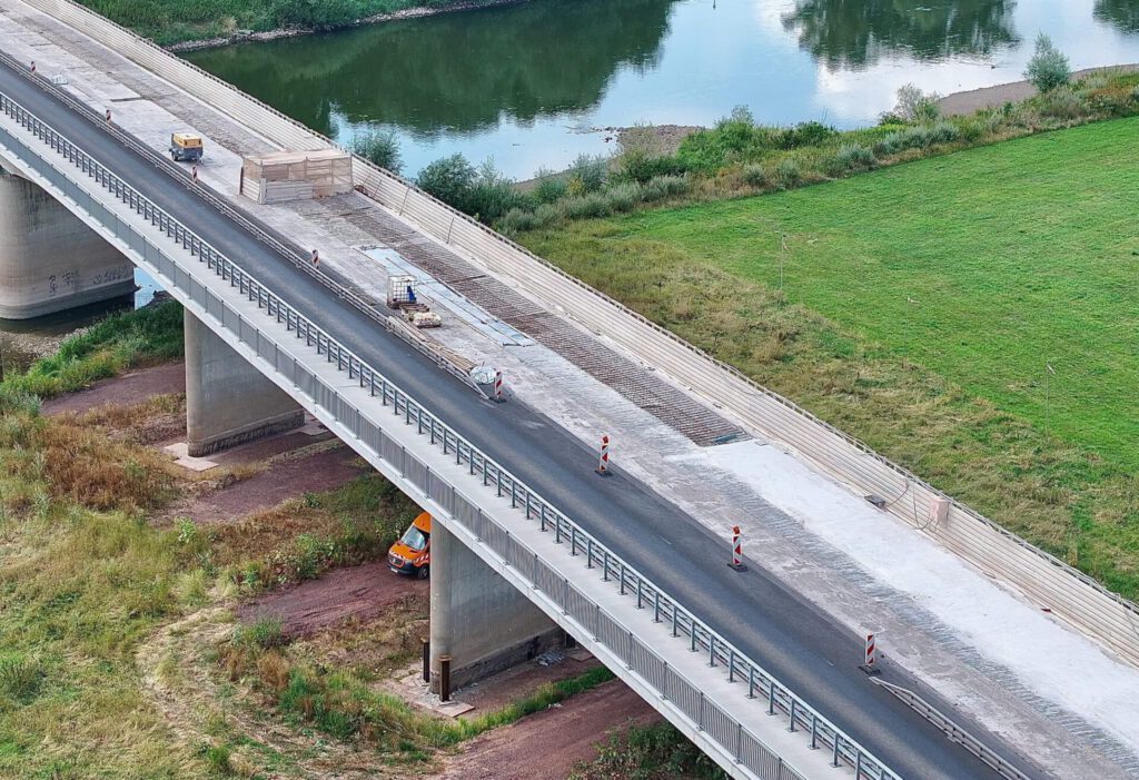 Luftbildaufnahme der Weserbrücke; Anfang August. Foto: ddm