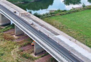 Luftbildaufnahme der Weserbrücke; Anfang August. Foto: ddm