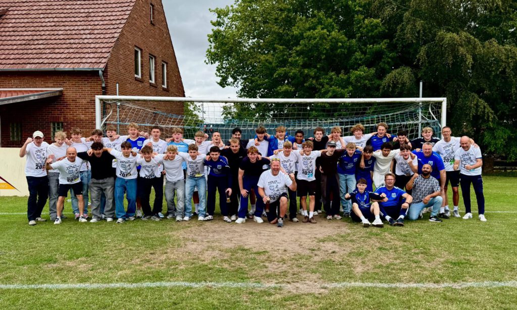 Die Aufsteiger der A- und B-Jugend des TuS Petershagen/Ovenstädt. Beide Teams spielen jetzt in der Bezirksliga. Foto: privat