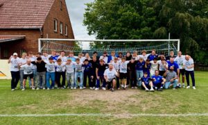 Die Aufsteiger der A- und B-Jugend des TuS Petershagen/Ovenstädt. Beide Teams spielen jetzt in der Bezirksliga. Foto: privat