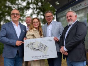 Jens und Andreea Tegeler (Geschäftsführender Gesellschafter und Geschäftsführerin; links und 2. von links) mit Bürgermeister Martin Franke (2. von rechts). Foto: privat