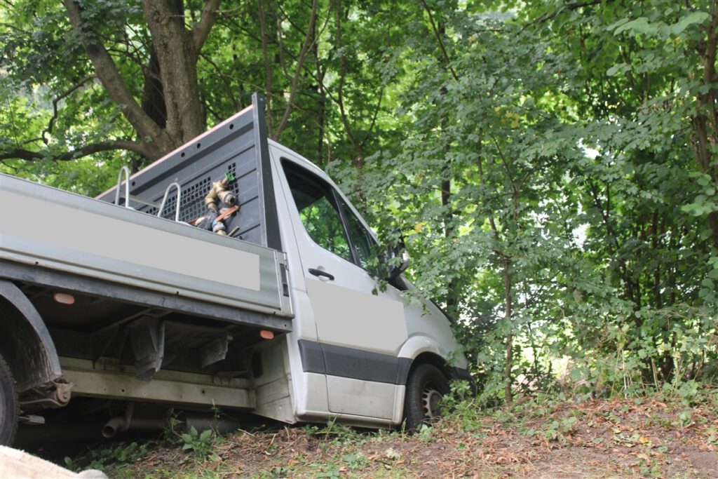 Ein Baum verhinderte den Sturz des Fahrzeugs in den Kanal. Foto: Polizei Minden-Lübbecke