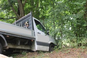 Ein Baum verhinderte den Sturz des Fahrzeugs in den Kanal. Foto: Polizei Minden-Lübbecke