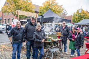 Der Herbstmarkt in Lahde findet am 10. und 11. Oktober statt. Besucher erwarten Flohmarkt, Autoscooter, Schausteller und kulinarische Angebote. Archivfoto: Krischi Meier