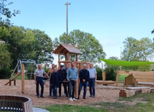 Vom Mehrgenerationenspielgerät bis zur Boulebahn: Der neu gestaltete Dorfplatz am Sportgelände in Huddestorf bietet zahlreiche Möglichkeiten für Freizeit und Begegnung. Foto: privat