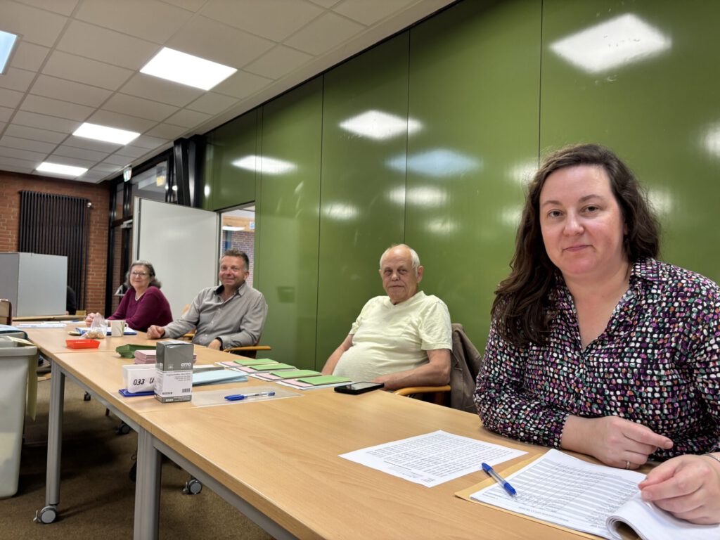 Die Wahlhelfer in der Grundschule Uchte. Foto: Jessica Höffner