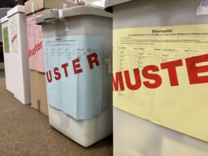 Die Wahlurnen in der Uchter Grundschule. Foto: Jessica Höffner