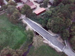 Die neue Brücke über den Gehlebach ist fertig und wird am Freitag, 2. Oktober, für den Verkehr freigegeben. Foto: ddm