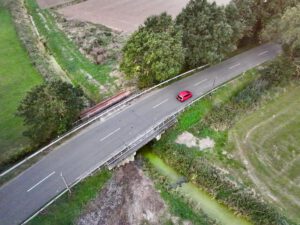 Die Ilsbach-Brücke im Zuge der Rosenhäger Straße (L801) muss ebenfalls erneuert werden. Foto: ddm