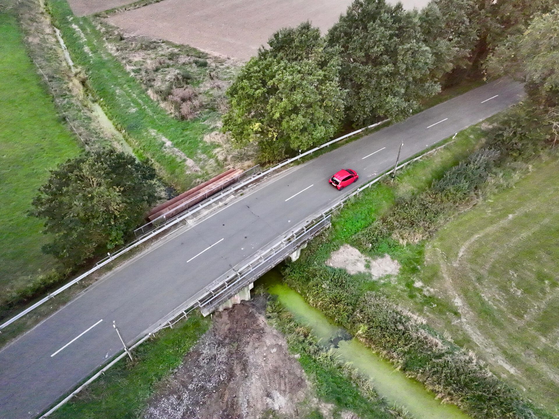 Die Ilsbach-Brücke im Zuge der Rosenhäger Straße (L801) muss ebenfalls erneuert werden. Foto: ddm
