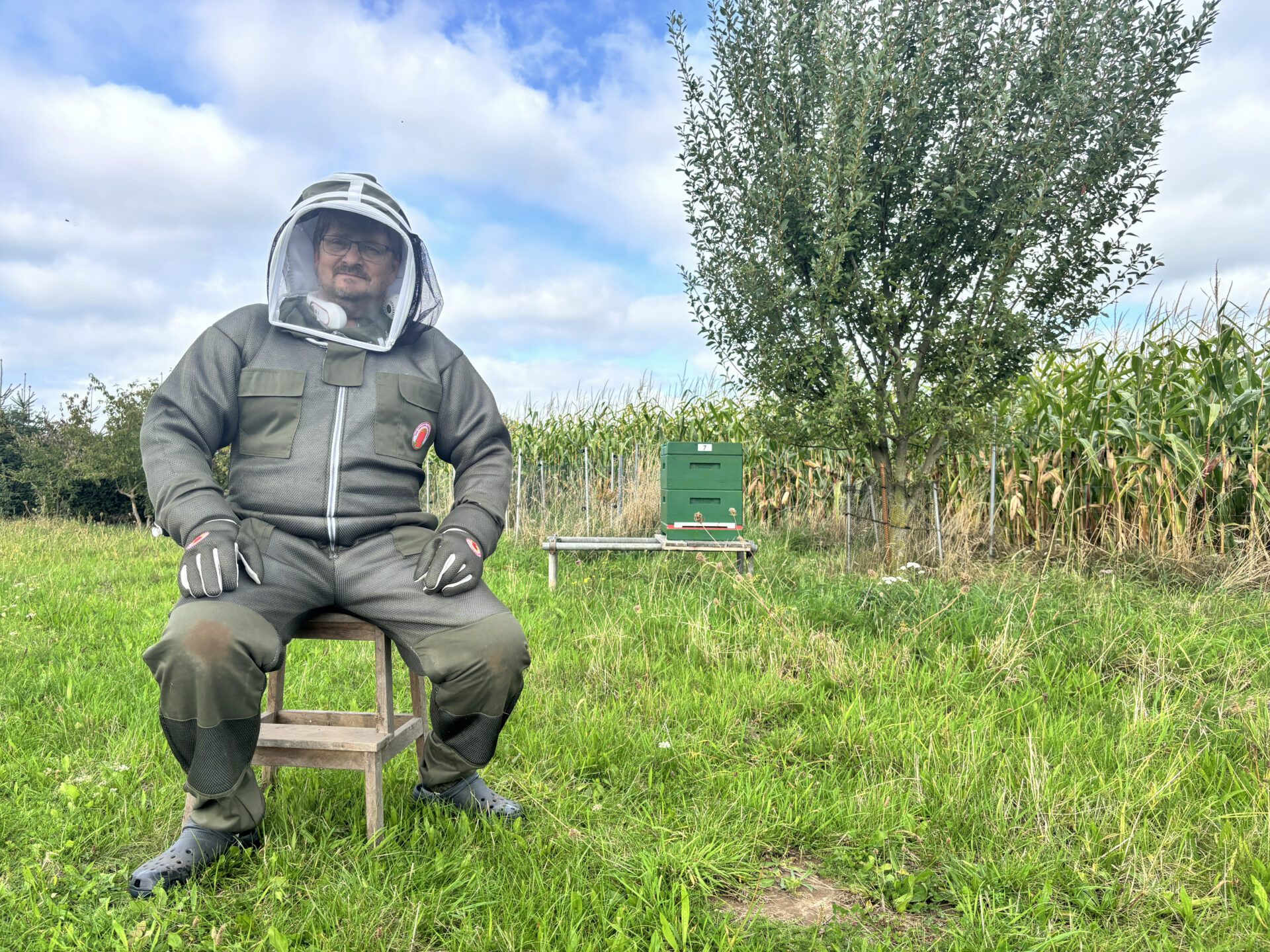 Imker Fred Dietz im stichsicheren Schutzanzug. Foto: Jessica Höffner