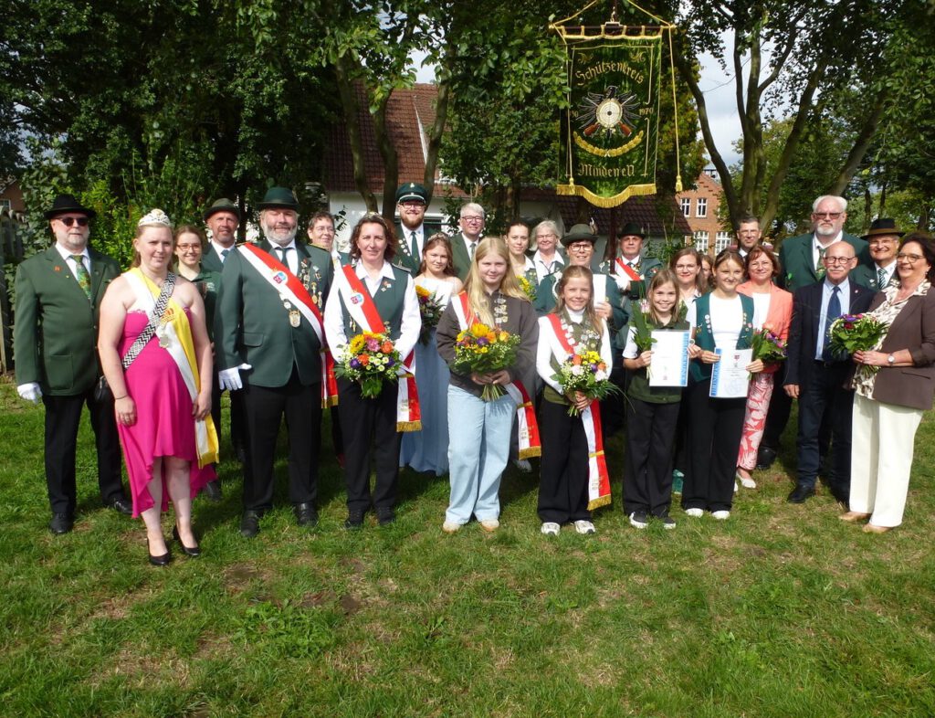 Die neuen Kreiskönige: Jörg Reichhardt mit Katja Reichhardt, Jugendkönigin Merle Senne und Kinderkönigin Jara-Martha Borcherding sowie weitere Pokalgewinner. Es gratulieren von rechts: Ortsbürgermeisterin Sabine Kruse, Bezirksvorsitzender Rüdiger Eichhorn, stellvertr. Landrat Siegfried Gutsche, stellvertr. Kreisvorsitzende Dirk Lindenberg und MdL Bianca Winkelmann sowie RWK Leiter Gerhard Lorenz (rechts) und Kreissportleiterin Ann-Christin Hätzel (2. v. r.). Foto: privat