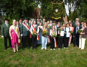 Die neuen Kreiskönige: Jörg Reichhardt mit Katja Reichhardt, Jugendkönigin Merle Senne und Kinderkönigin Jara-Martha Borcherding sowie weitere Pokalgewinner. Es gratulieren von rechts: Ortsbürgermeisterin Sabine Kruse, Bezirksvorsitzender Rüdiger Eichhorn, stellvertr. Landrat Siegfried Gutsche, stellvertr. Kreisvorsitzende Dirk Lindenberg und MdL Bianca Winkelmann sowie RWK Leiter Gerhard Lorenz (rechts) und Kreissportleiterin Ann-Christin Hätzel (2. v. r.). Foto: privat