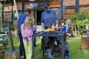 Beim Handwerker- und Schmiedefest „Feuer und Flamme“ wird es am 3. Oktober am Haus Windheim No2 wieder heiß. Foto: Lothar Meckling