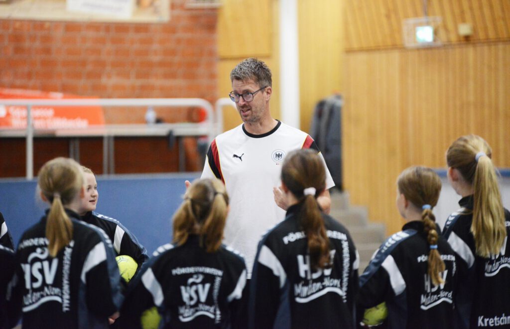 Handball-Nationaltrainer Markus Gaugisch trainierte die Handball-Mädchen des HSV Minden-Nord. Foto: Bastian Watermann