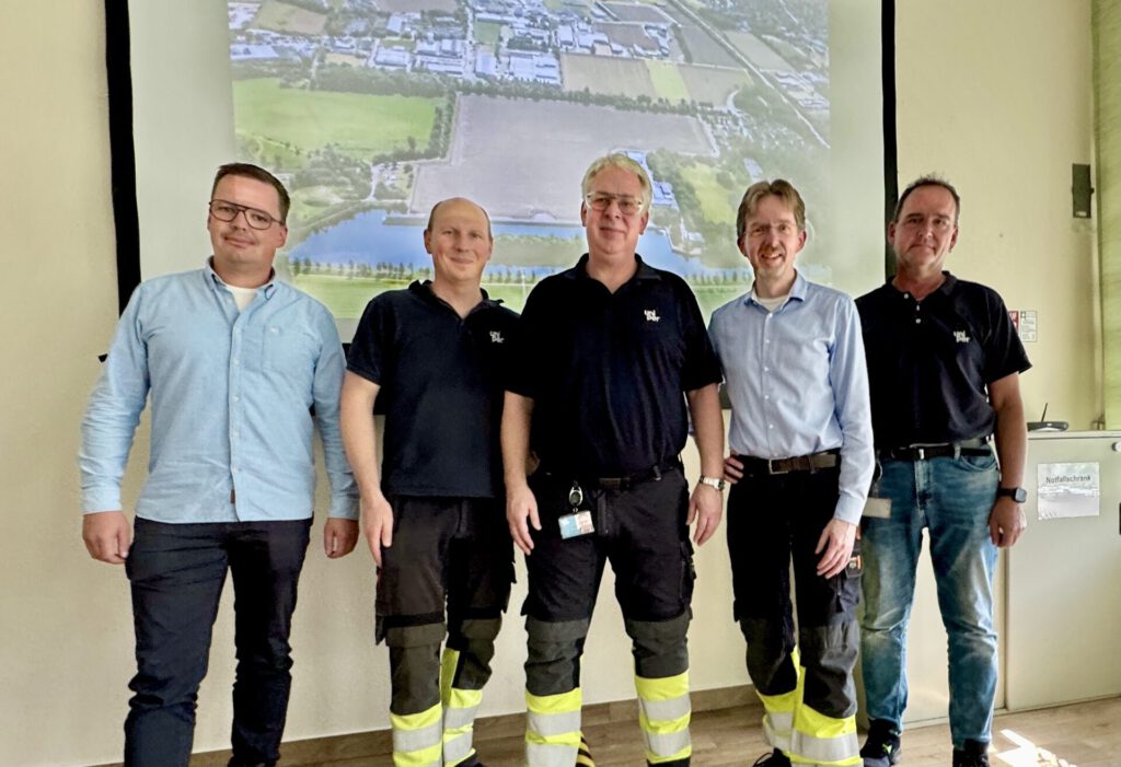 Björn Bassen (Firma Regata), Frank Strübe, Kraftwerksleiter Carsten Hühne, Cord Bredthauer und Heiko Deterding (alle Uniper) bei der Pressekonferenz am 20. September. Foto: Dietmar Meier