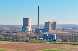 Der Kühlturm (links im Foto) soll im Januar gesprengt werden. Foto: Dr. Dietmar Meier